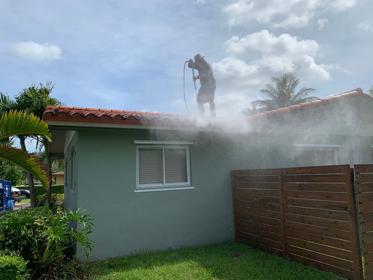 pressure cleaning roof in Miami
